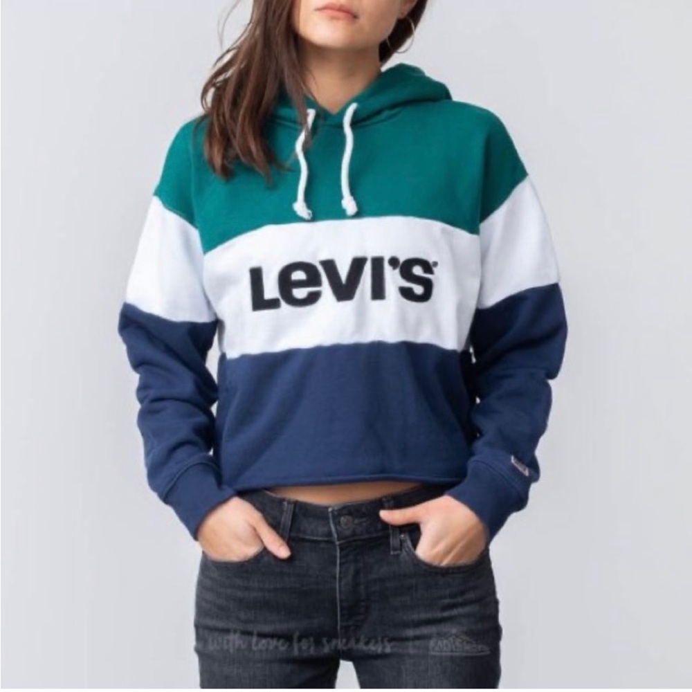 90’s inspired Levi’s cropped hoodie